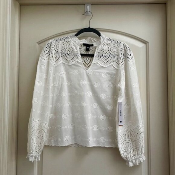 ***BRAND NEW*** AQUA Eyelet Lace V Neck Top - Picture 1 of 7